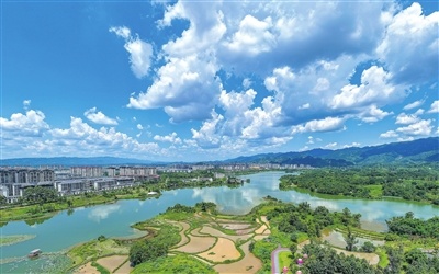 7月6日，双桂湖国家湿地公园，天蓝如洗，云白如絮，好不美妙。记者 熊 伟 摄