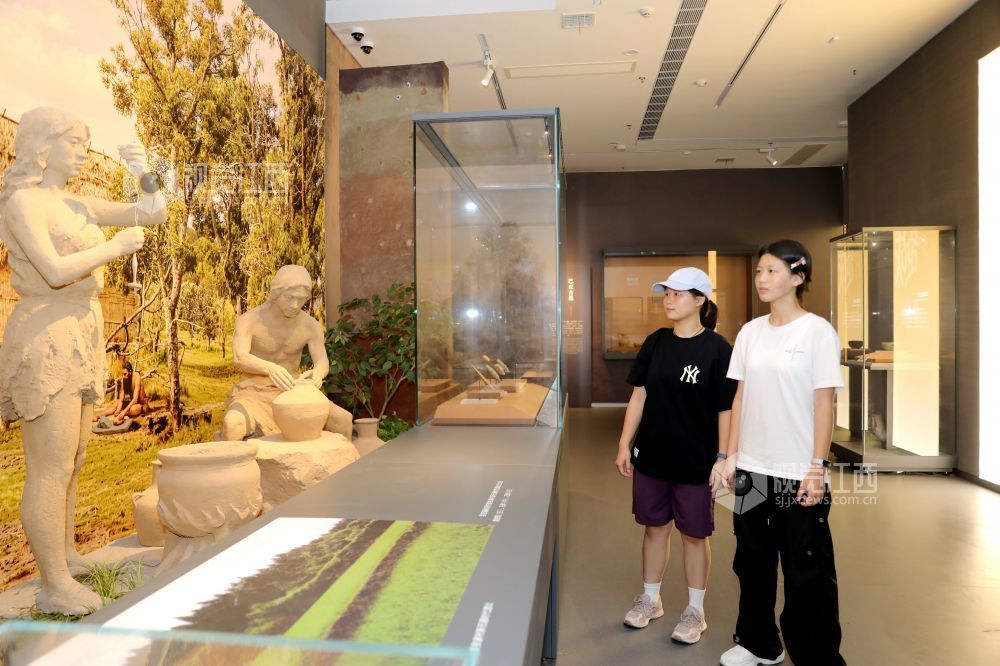 2026年7月15日,市民游客在江西省吉安市峡江县博物馆内游览参观。