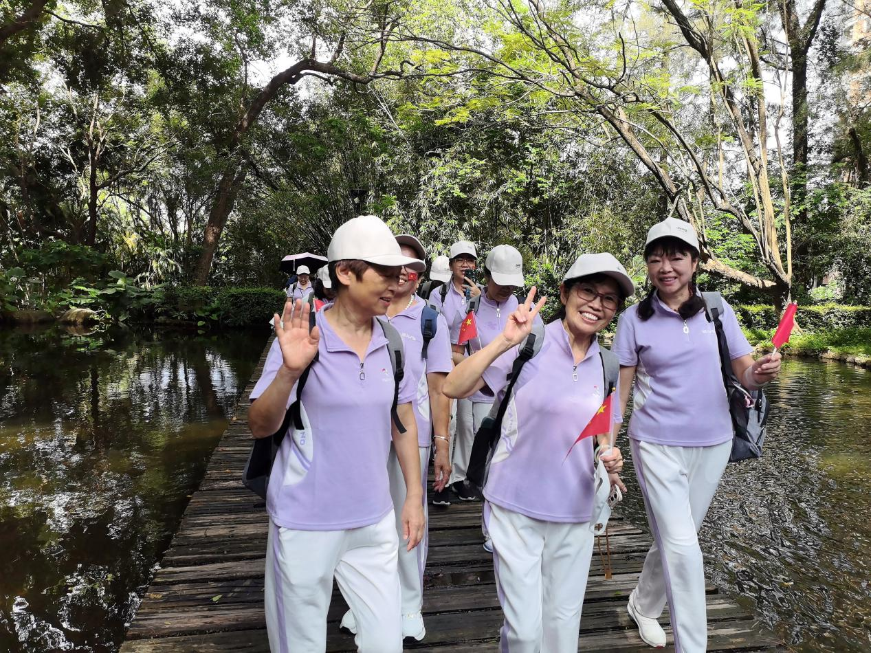 星河街社区“健步赏风光·乐享夕阳红”户外徒步活动圆满举行