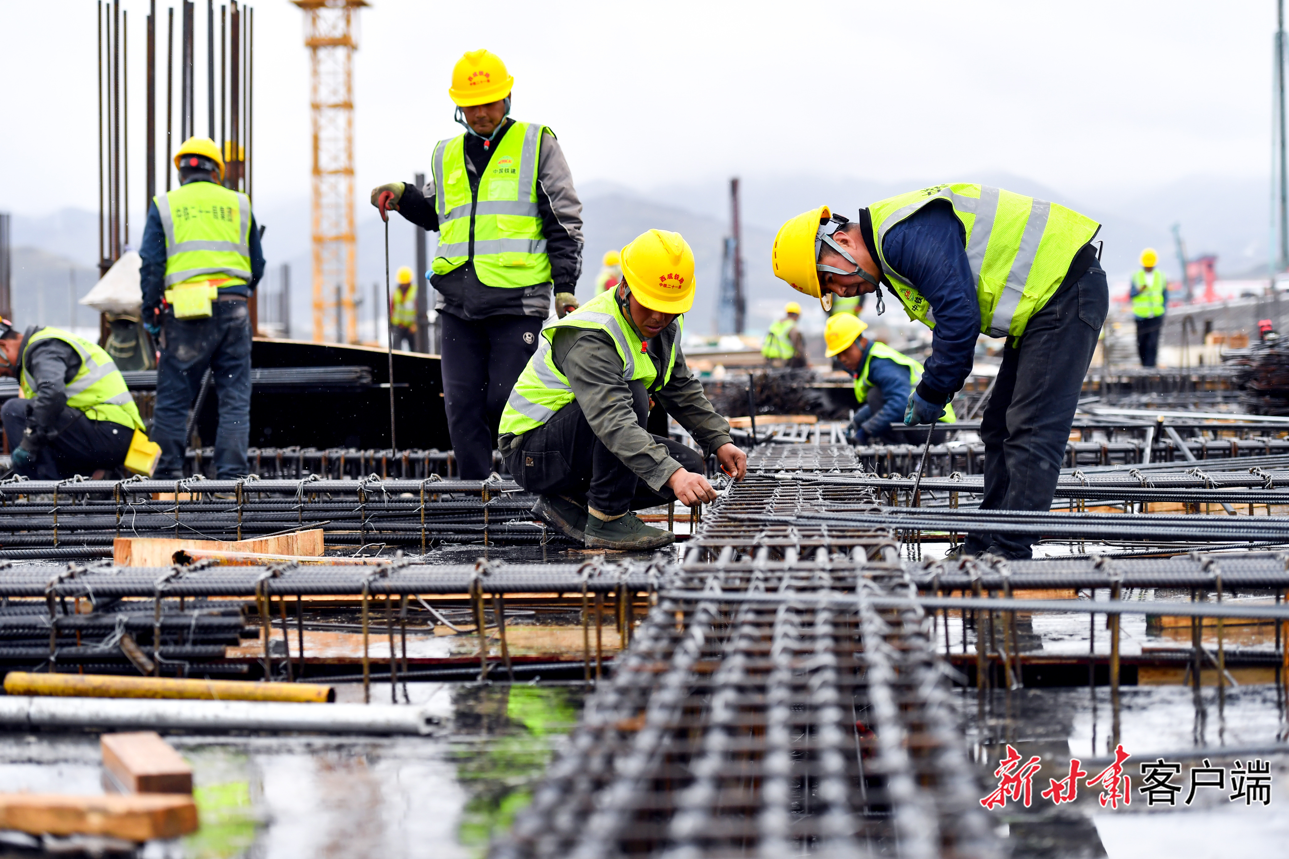 兰合铁路合作站建设现场工人正在加紧施工