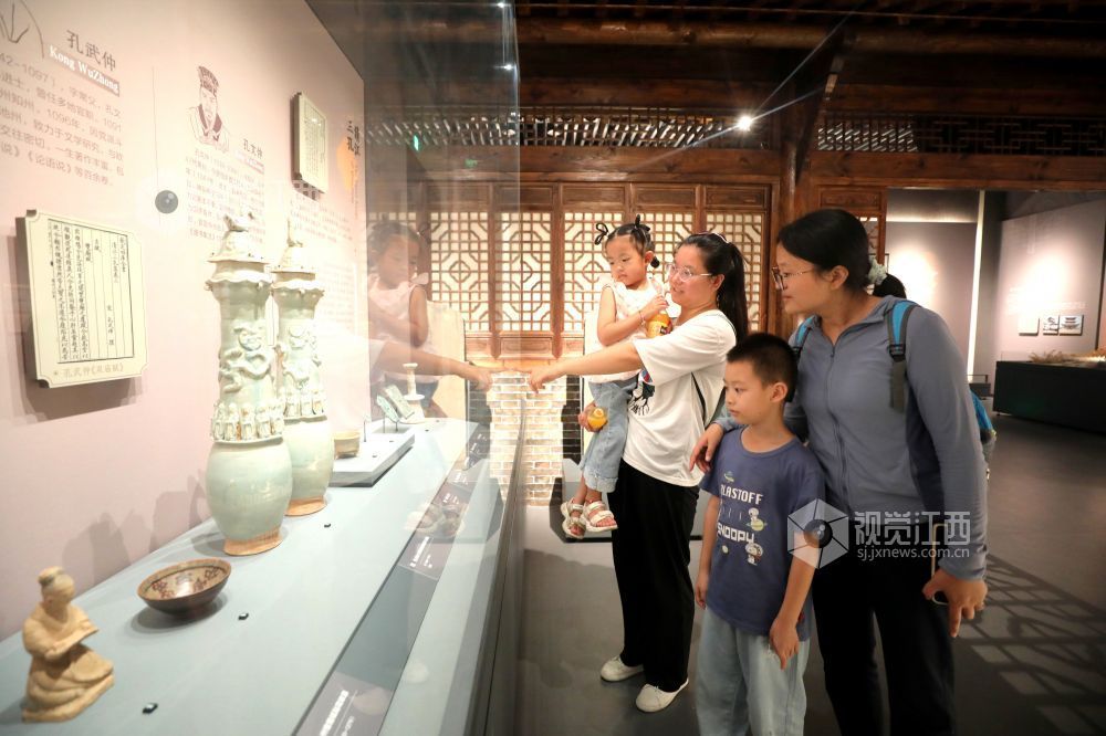 2026年7月15日,市民游客在江西省吉安市峡江县博物馆内游览参观。