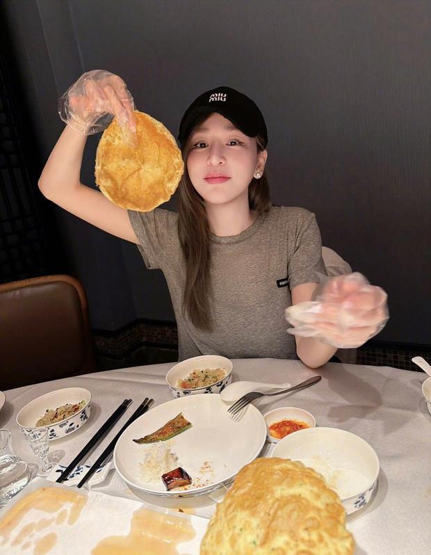 王心凌举面食俏皮展示。