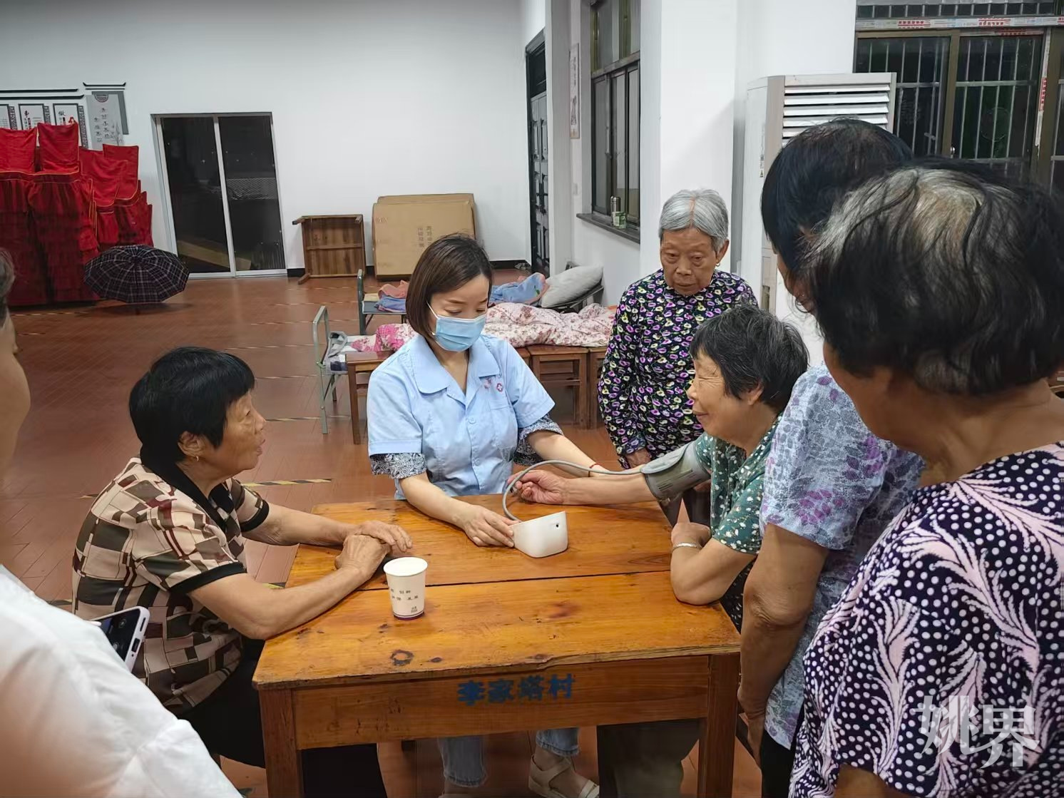 台风“巴威”过境夜，鹿亭乡卫生院医护走进安置点守护群众健康