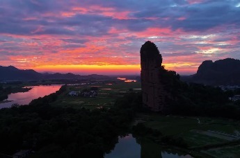 在龙虎山，一半风云翻涌 一半人间晚霞