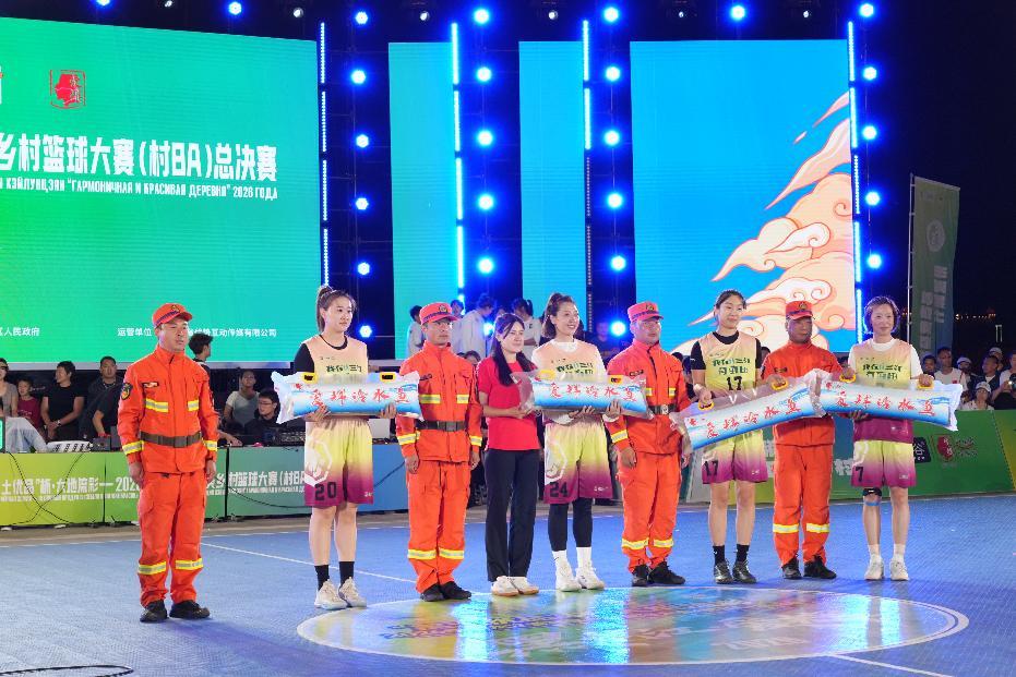 黑龙江籍竞走世界冠军王娜为女子组篮球决赛获奖队员颁奖