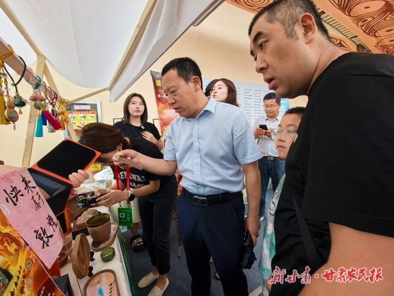市民游客纷纷选购产品
