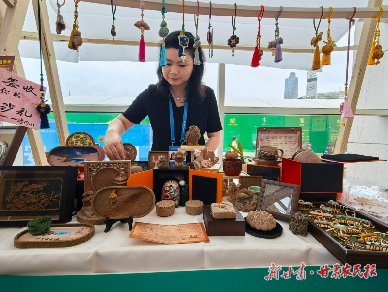 展台工作人员摆放展品