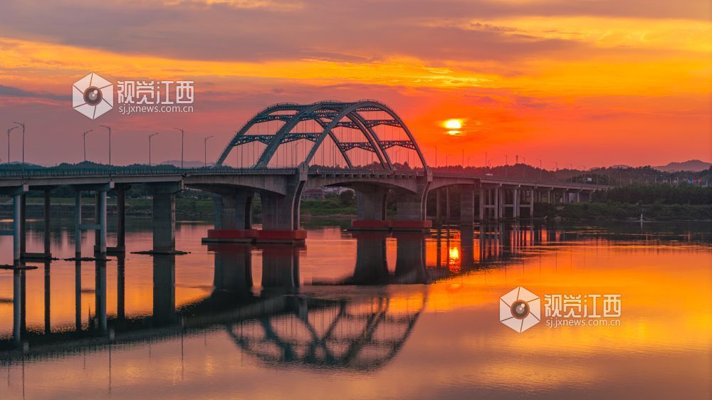 2026年7月11日在江西省吉安市峡江县赣江大桥拍摄的画面。