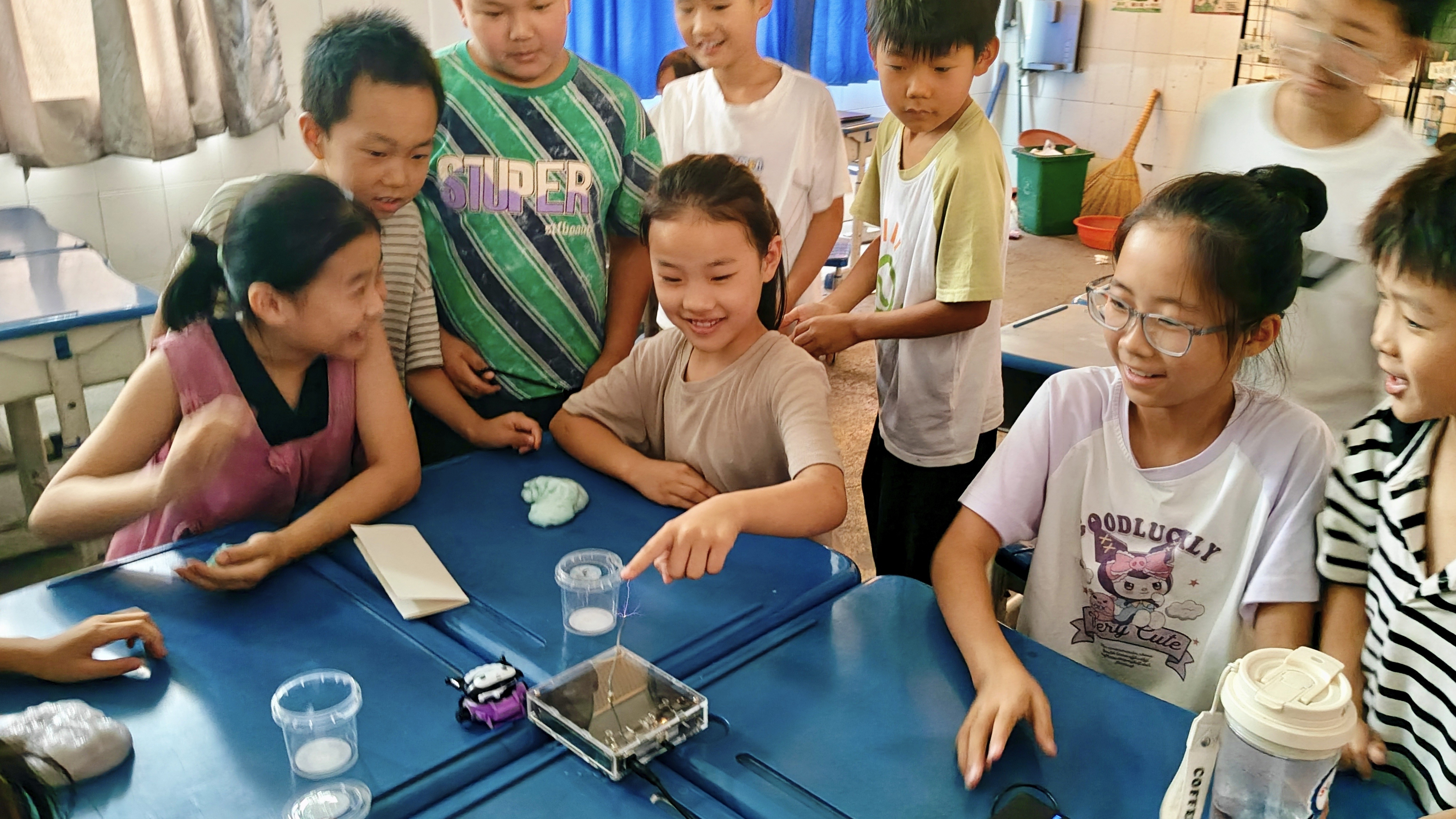 郑州科技学院“三下乡”:公益托管丰盈乡间多彩课堂