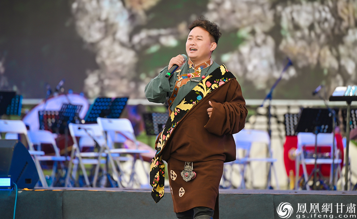 藏族歌手登台演唱,纯净空灵的歌声触动心灵。