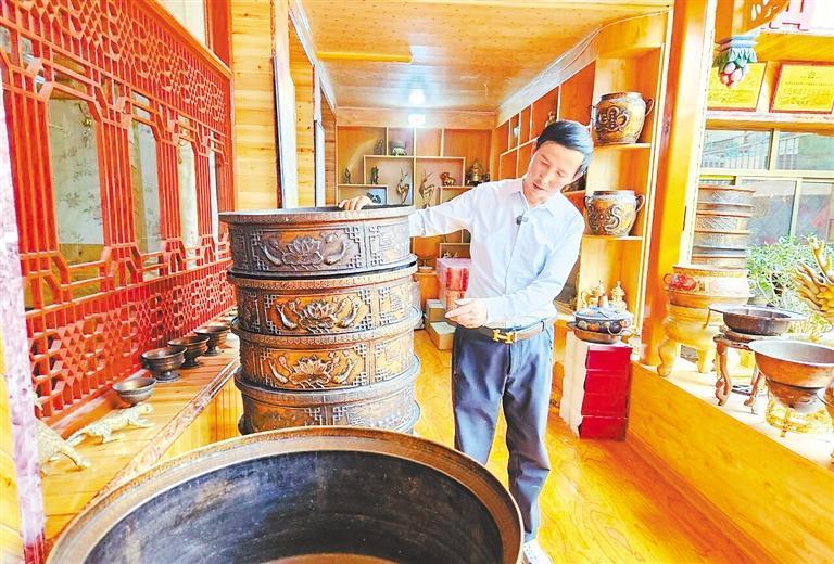 贾双龙展示铜锅