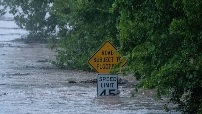 河流水位一小时暴涨近8米，美国得州多地进入紧急状态