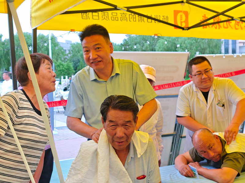 市拔尖人才、全国基层名老中医药专家传承工作室负责人申等金正在为群众按摩推拿