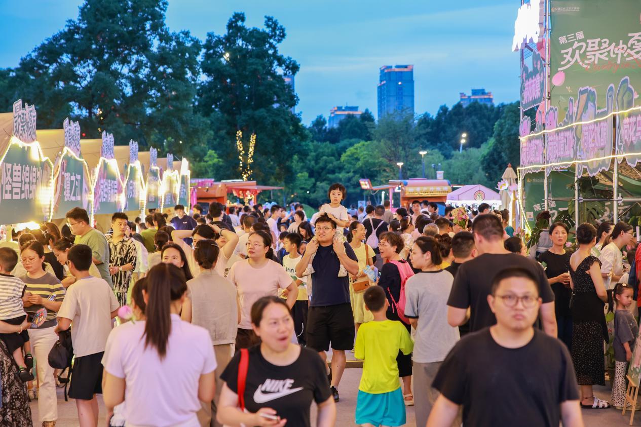 图为特色市集游人如织。盛义摄