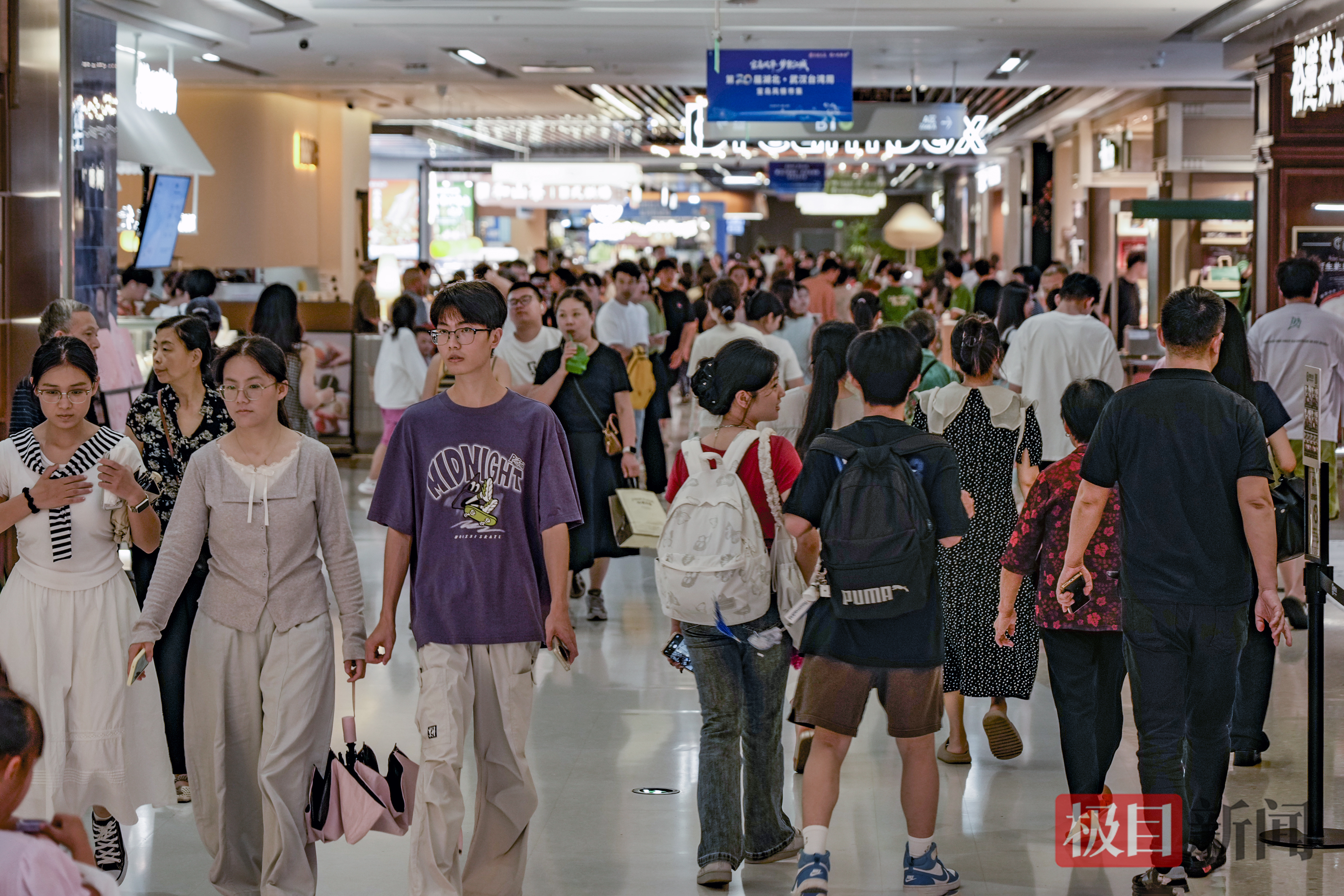 商场内，客流如织