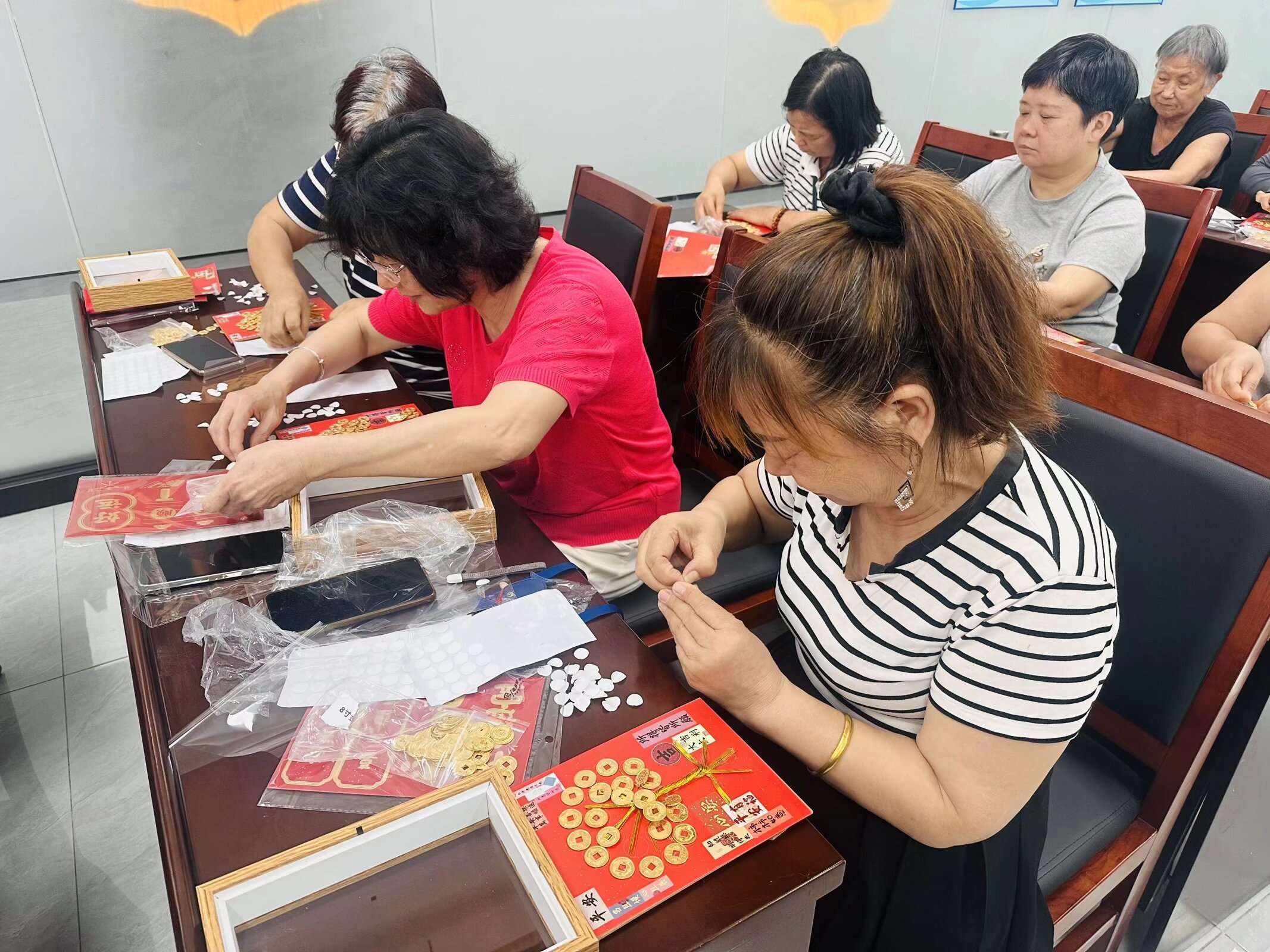 党建引领暖银龄 巧作相框载财福——西乡街道共乐社区开展长者手工主题活动