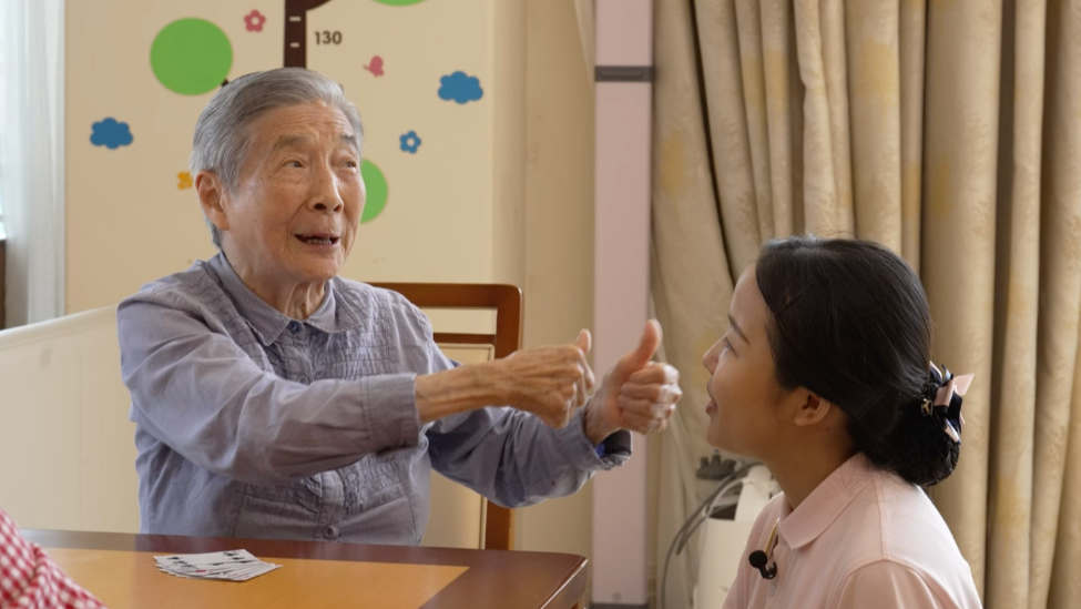 “她们不是想找茬，她们只是生病了”，25岁女护理师被认知症奶奶先骂哭又被肯定