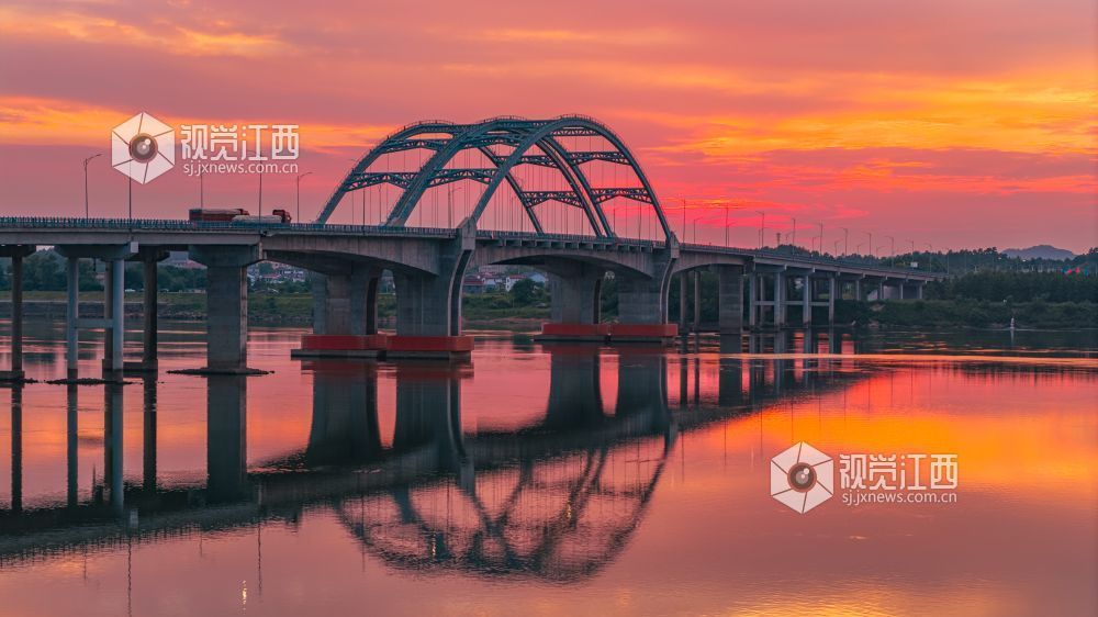 2026年7月11日在江西省吉安市峡江县赣江大桥拍摄的画面。