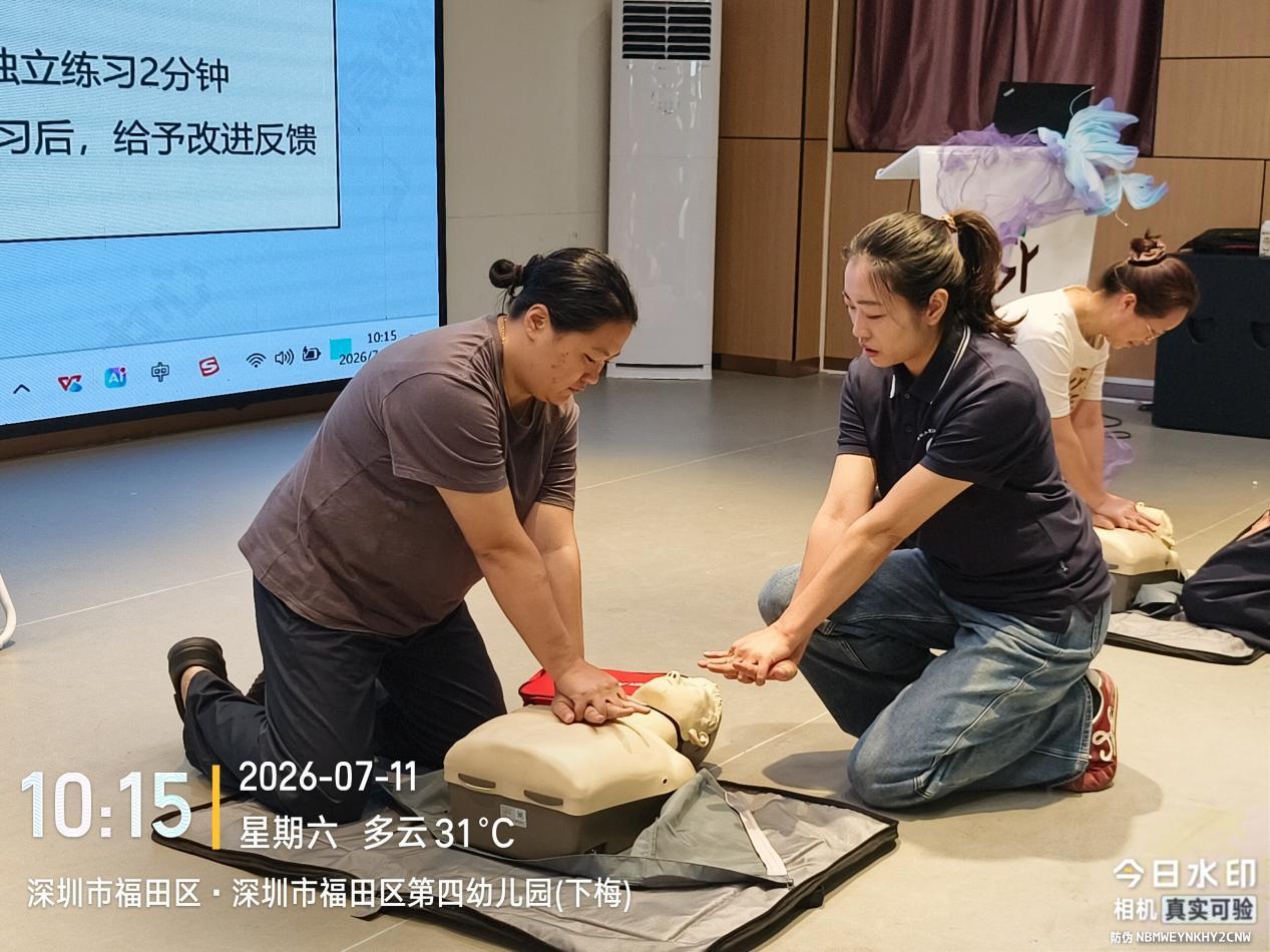 图4、图5|一对一手把手教学心肺复苏