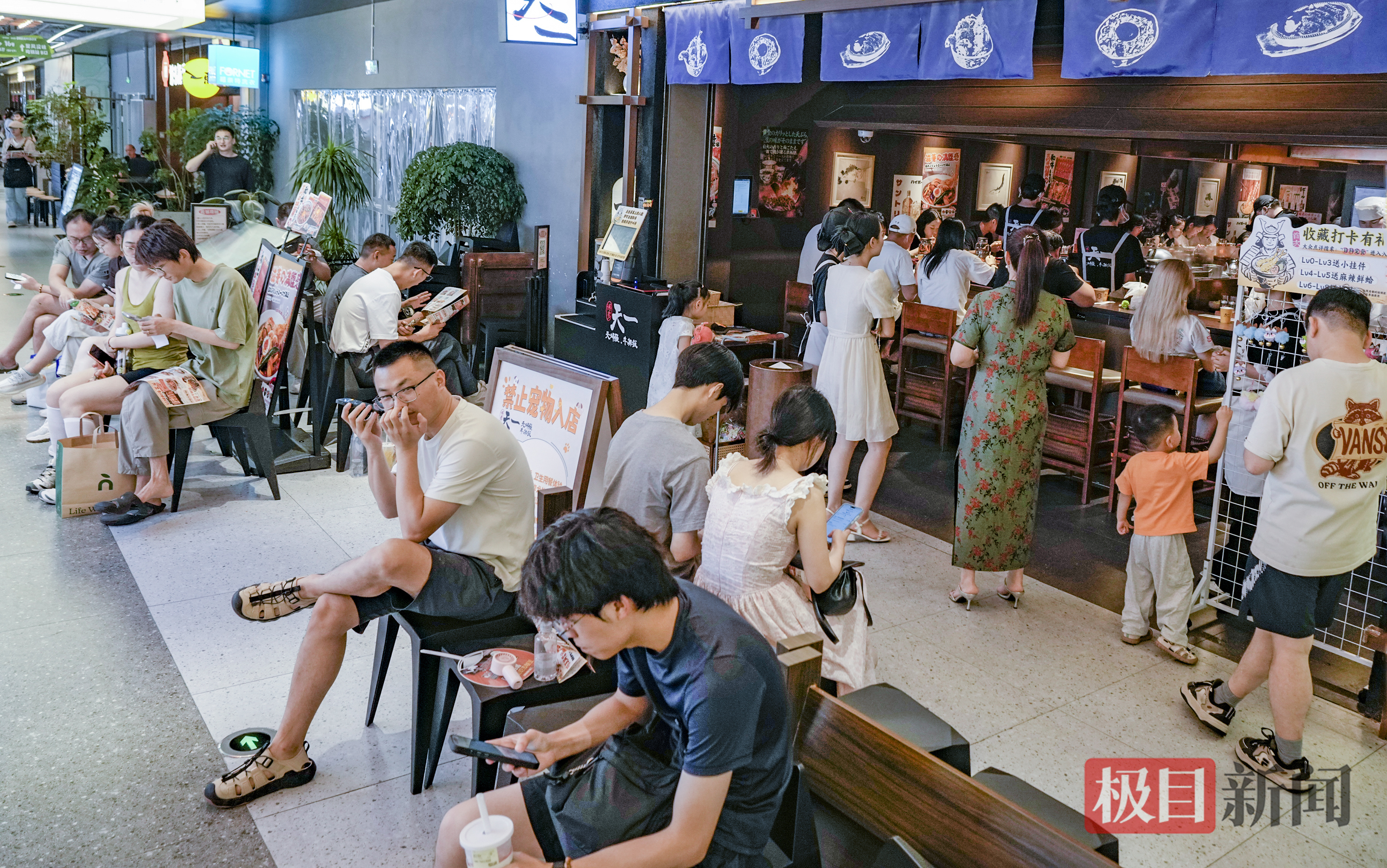 美食区，众多店铺一座难求
