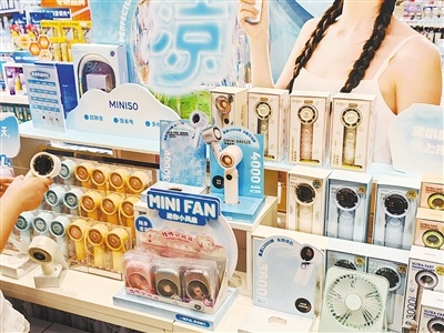 各类防暑降温商品占据商超“C位”