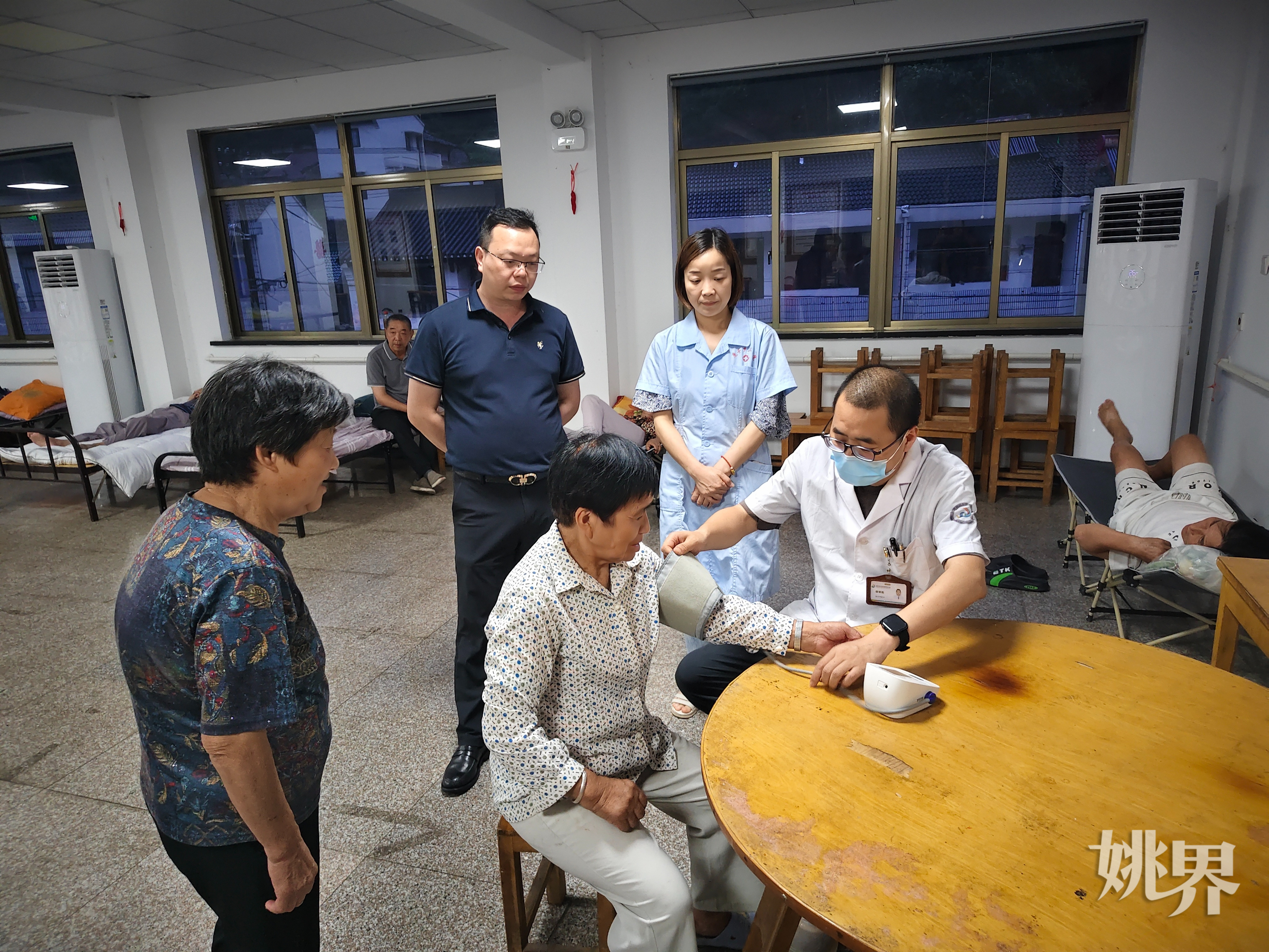 台风“巴威”过境夜，鹿亭乡卫生院医护走进安置点守护群众健康