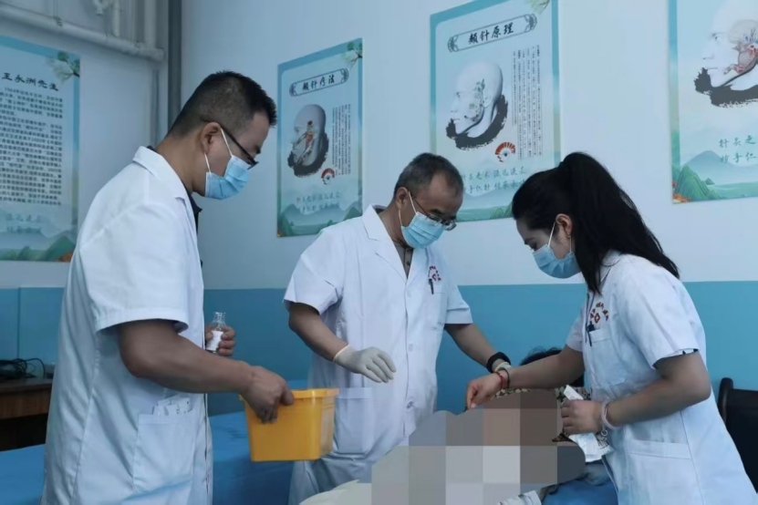图为专家实地诊疗并现场教学.png