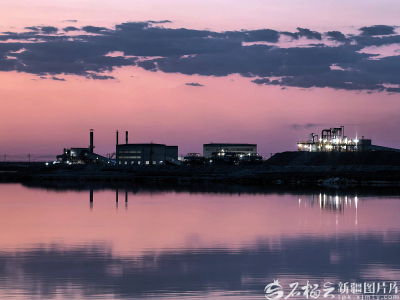 6月11日晚,大漠戈壁里智能化运转的现代化产业基地外景。石榴云/新疆日报记者 李雄心摄