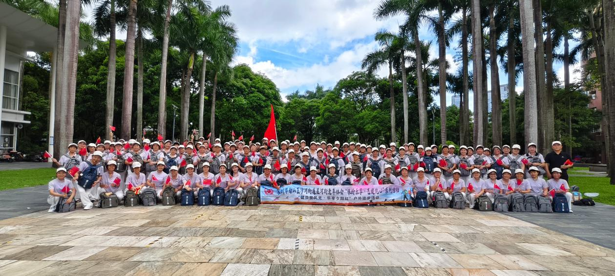 星河街社区“健步赏风光·乐享夕阳红”户外徒步活动圆满举行