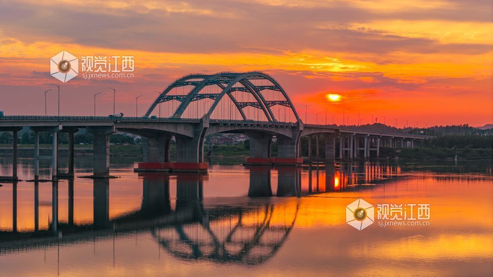 2026年7月11日在江西省吉安市峡江县赣江大桥拍摄的画面。