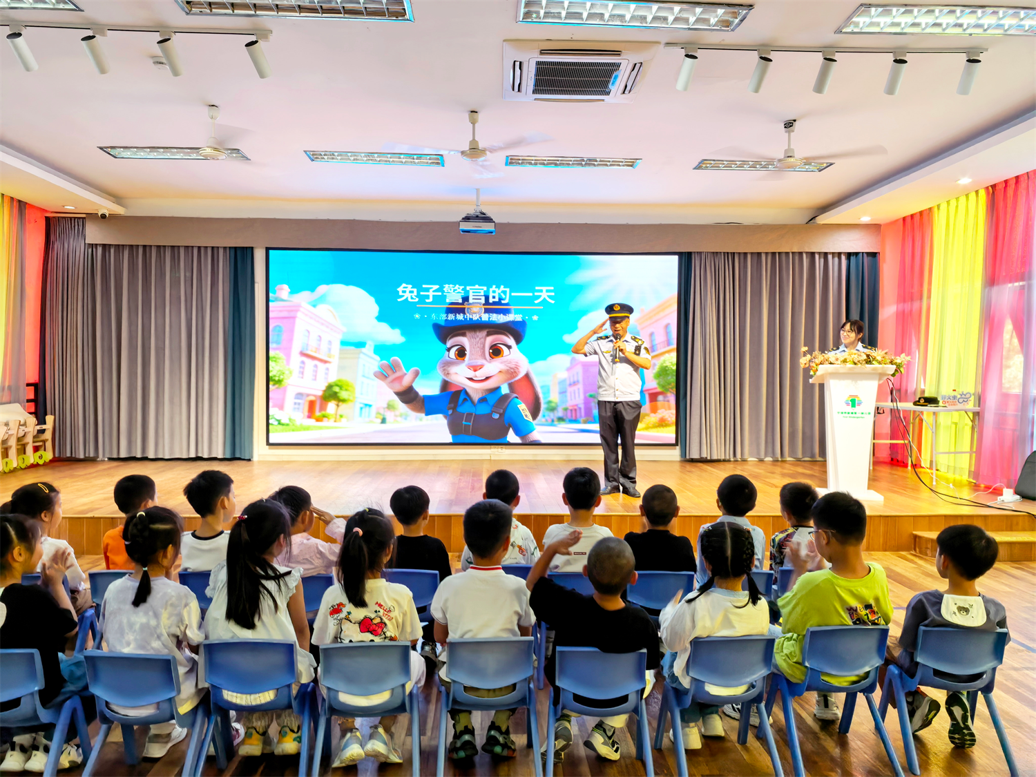 点点“鄞火”汇星河 法治护航伴成长