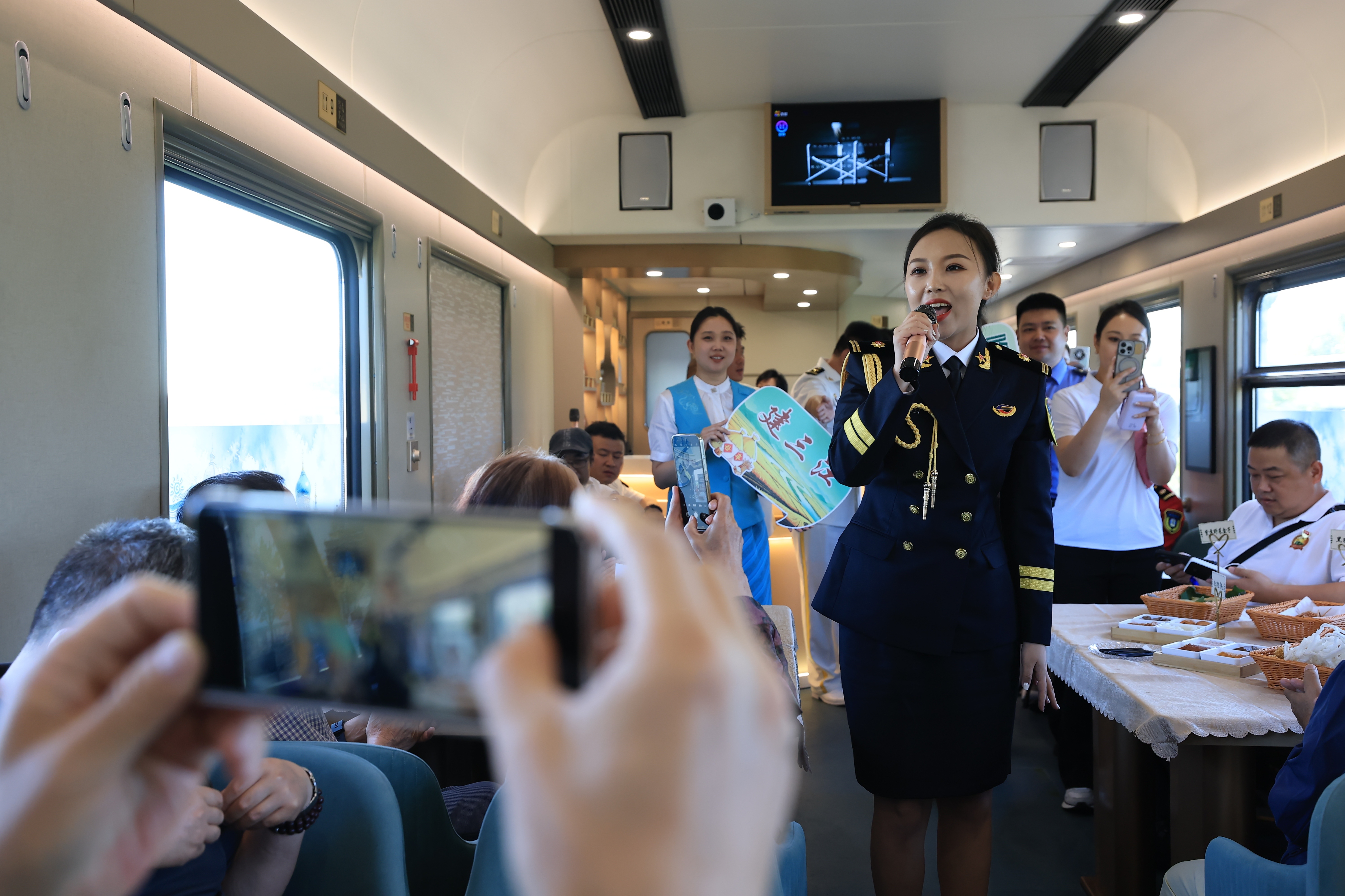 黑龙江开行首趟“铁旅融合·清凉龙江”旅游专列