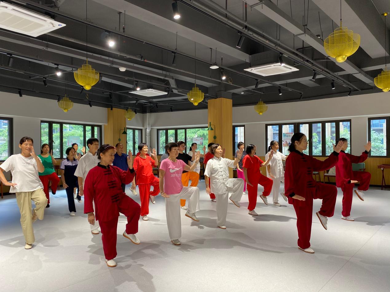 凤凰岗社区“品太极古韵,筑长者康健”长者太极拳学习小组