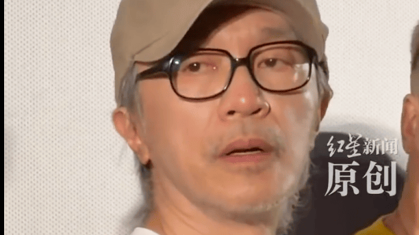 周星驰被影迷集体表白 眼含热泪展露笑容向观众致谢