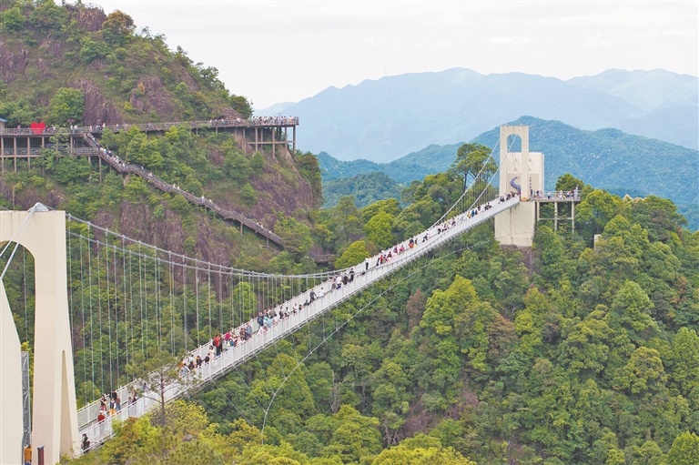 安远县三百山景区迎来暑期客流小高峰（图）