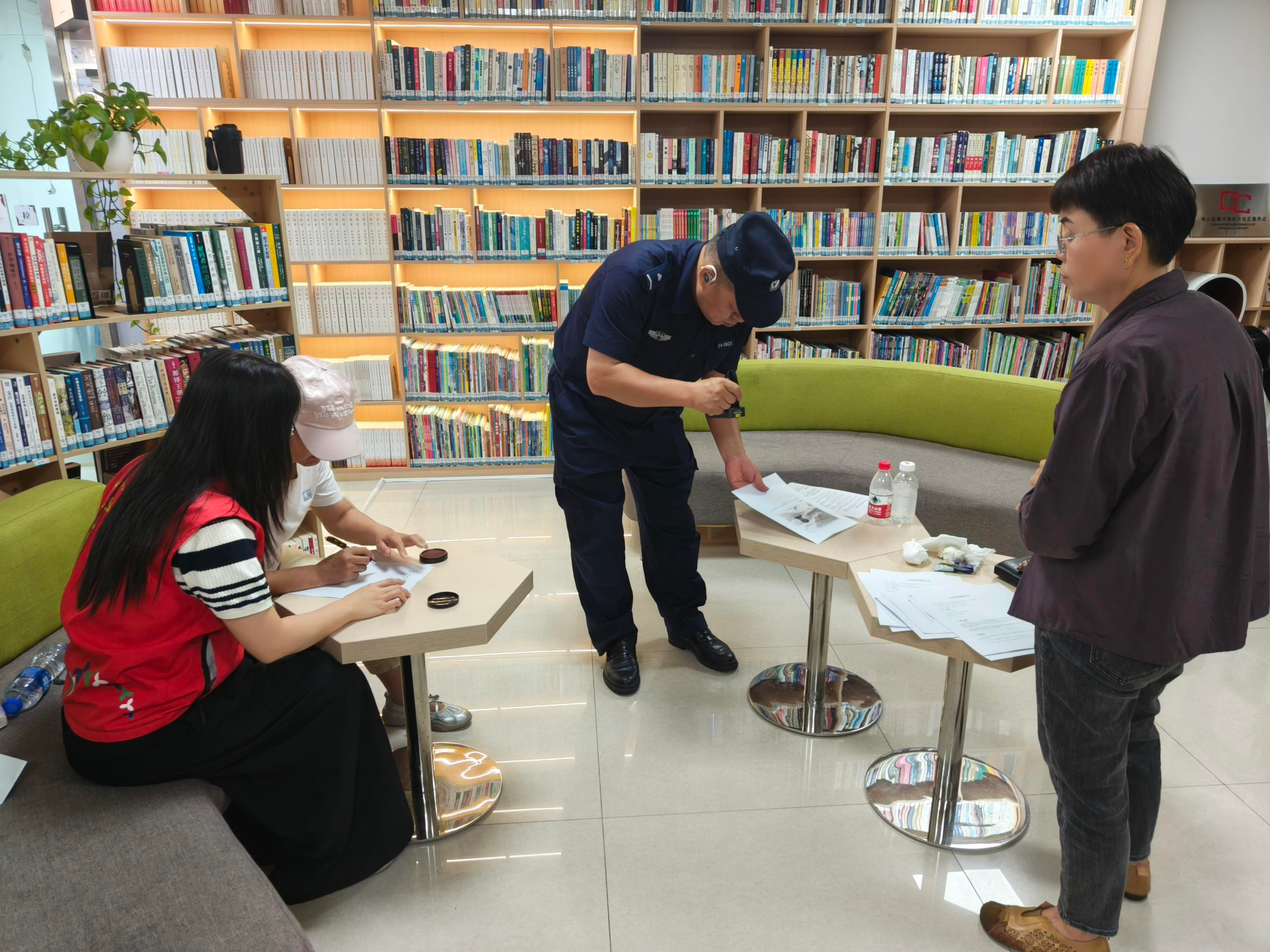 党建赋能网格治理 危急施救暖民心 东方社区暖心化解群众务工诉求难题