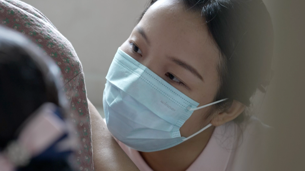 认知症老人要多喝水多吃青菜，不然便秘很遭罪，“3天没排便，喝乳果糖也没用，就得给她抠”