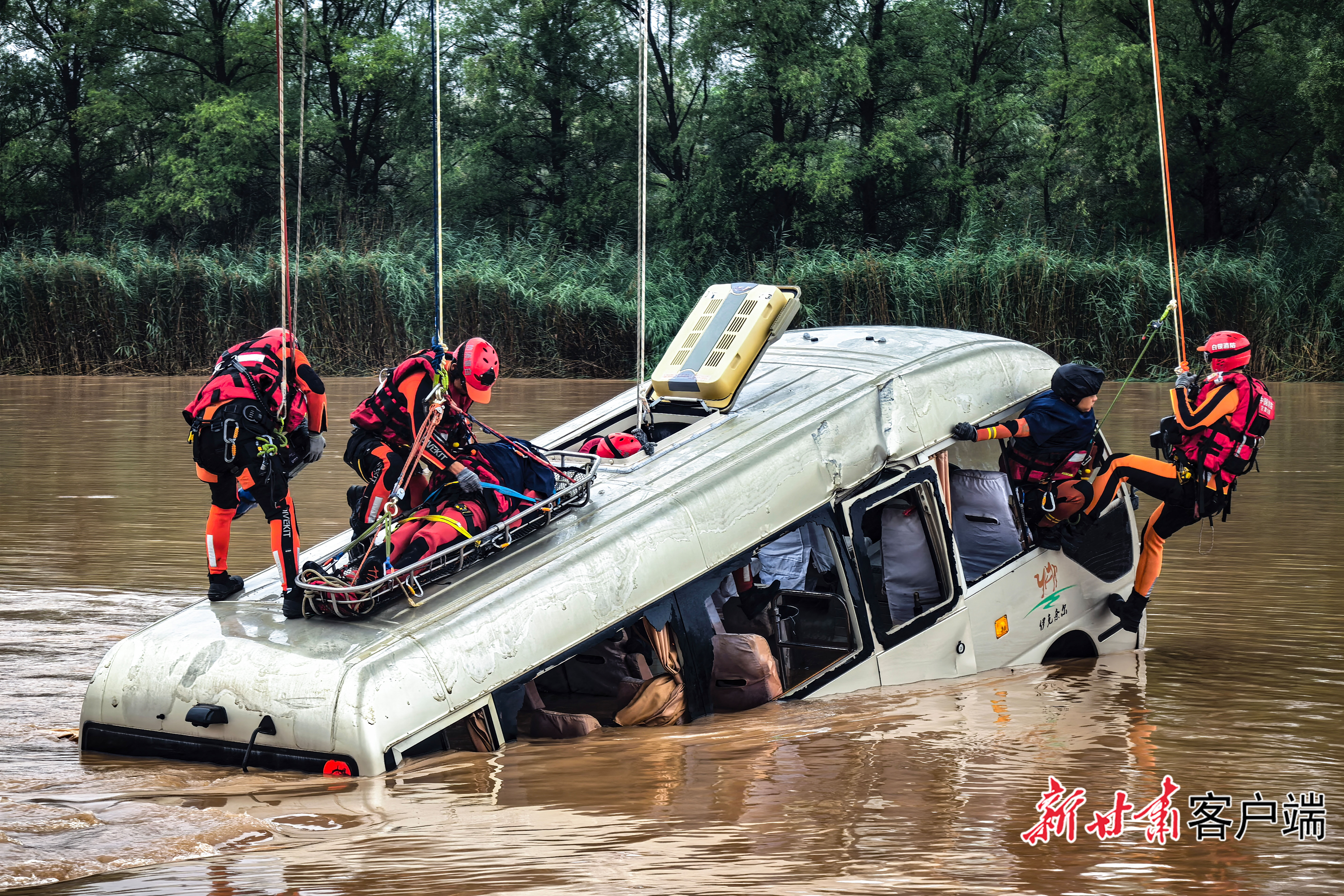 车辆落水漂浮救援