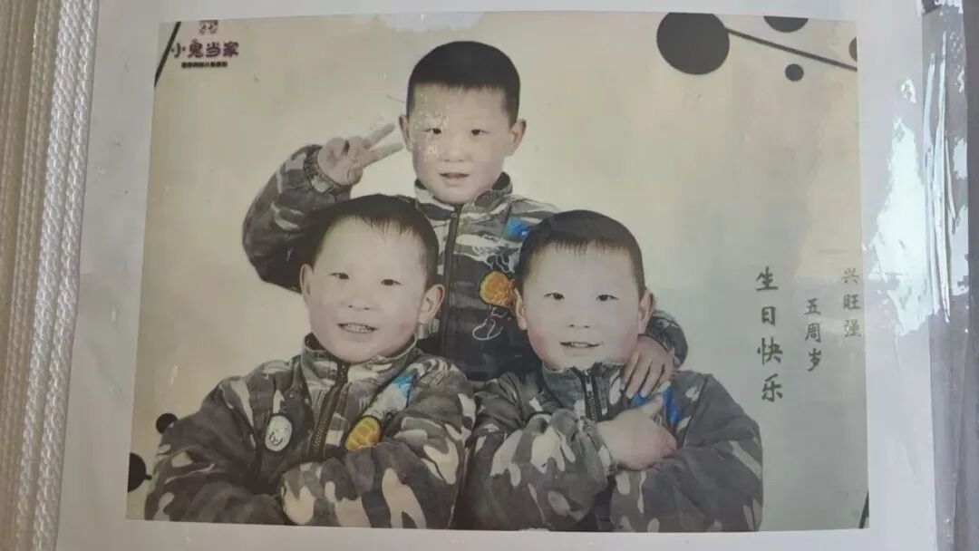 三胞胎儿时照片