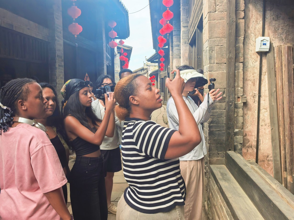 身穿汉服、手制花灯、乘竹筏赏荷,多国留学生在广昌的“夏日之约”