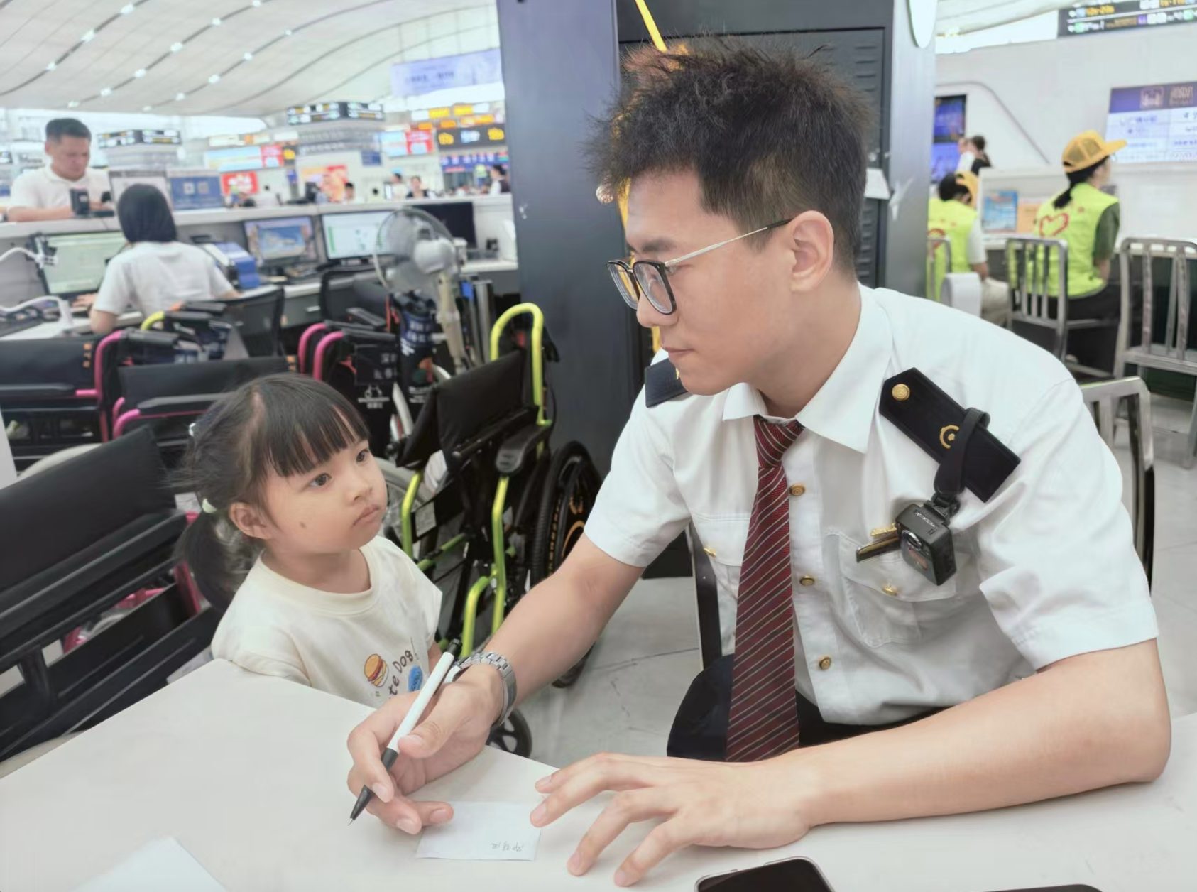 深圳北站暑运纪实:奔跑中的温情,守护旅客每一程