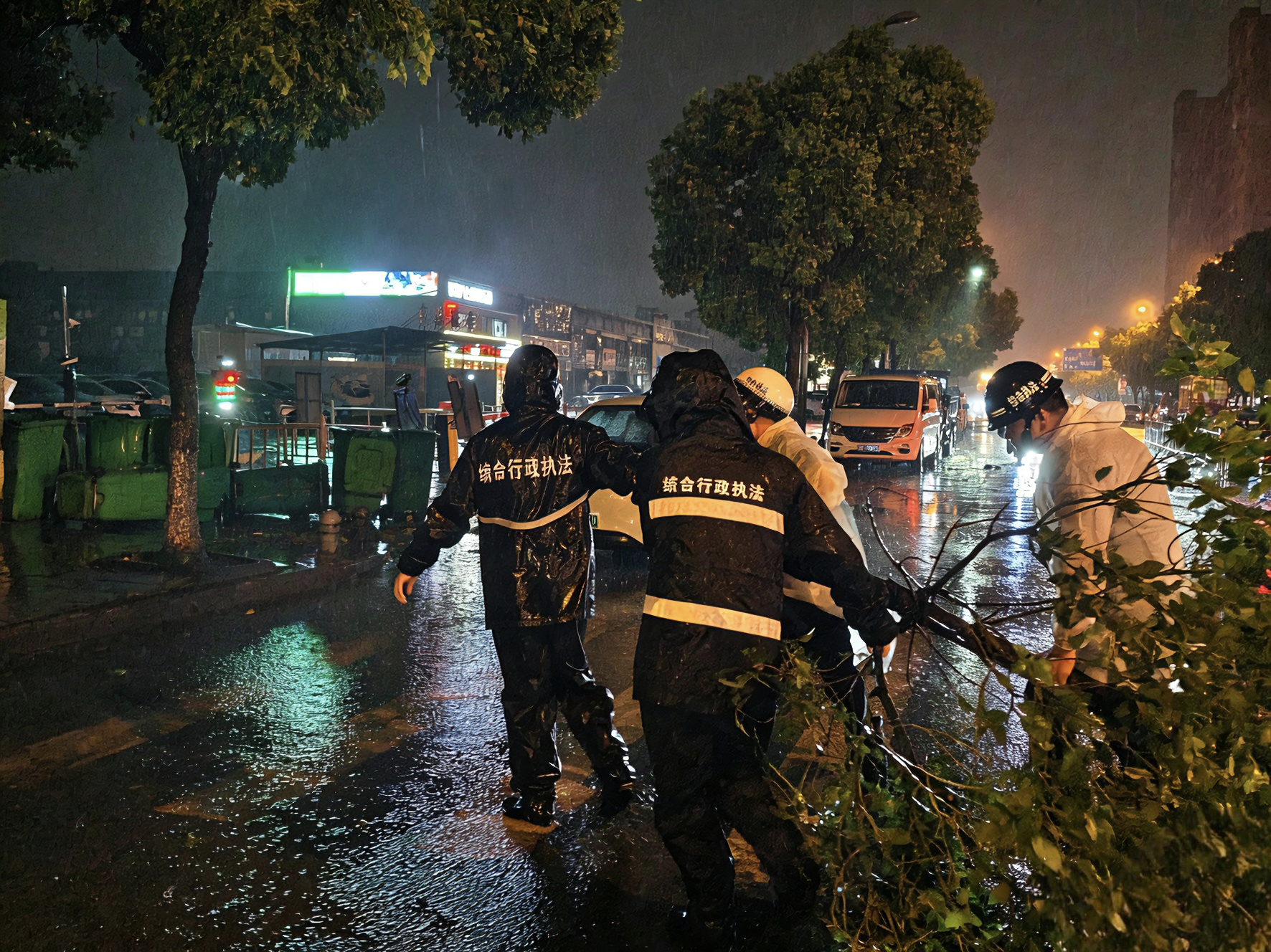 风雨坚守护民生 鄞州综合执法持续筑牢抗台防汛安全防线