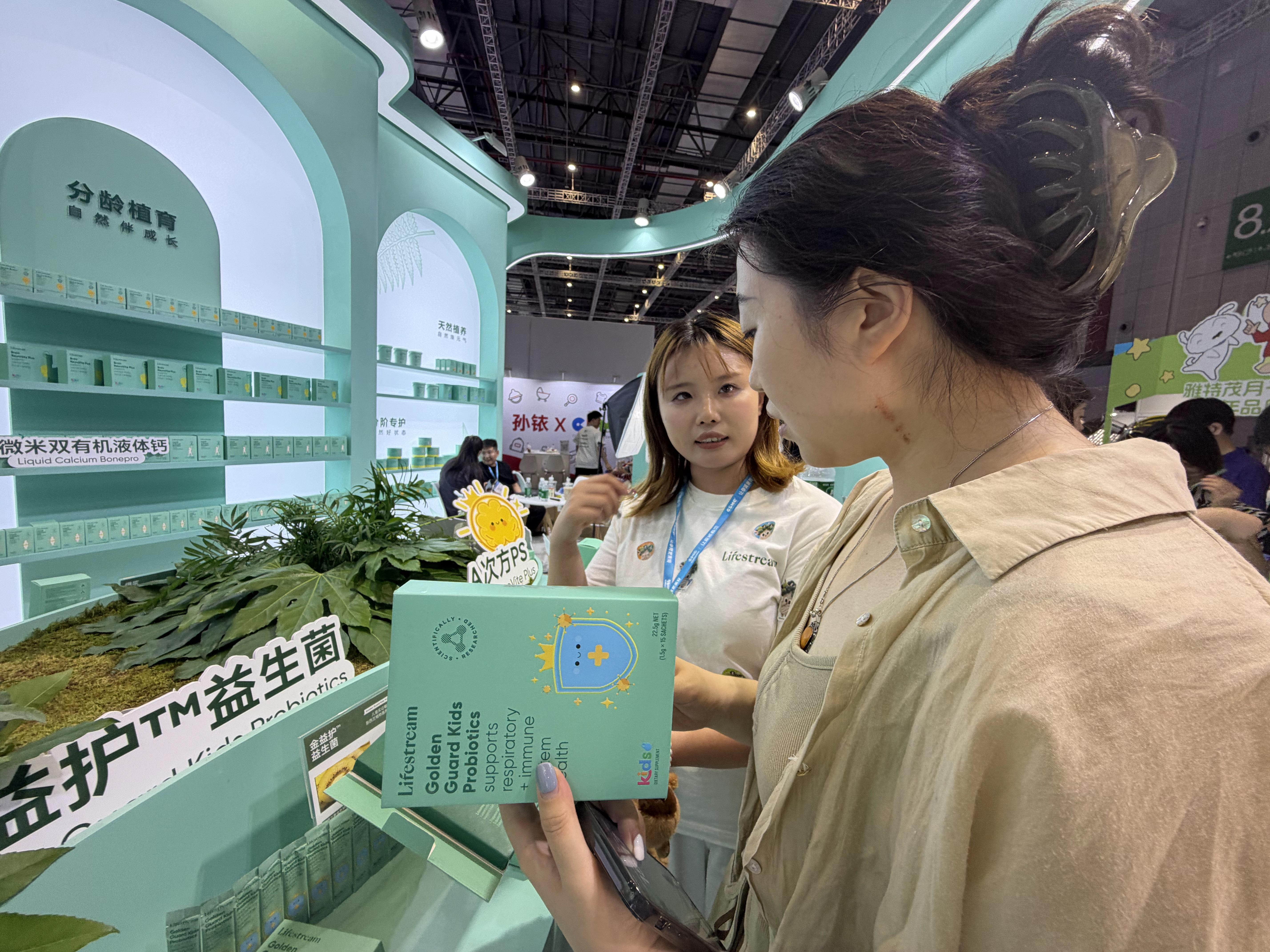消费者现场咨询产品