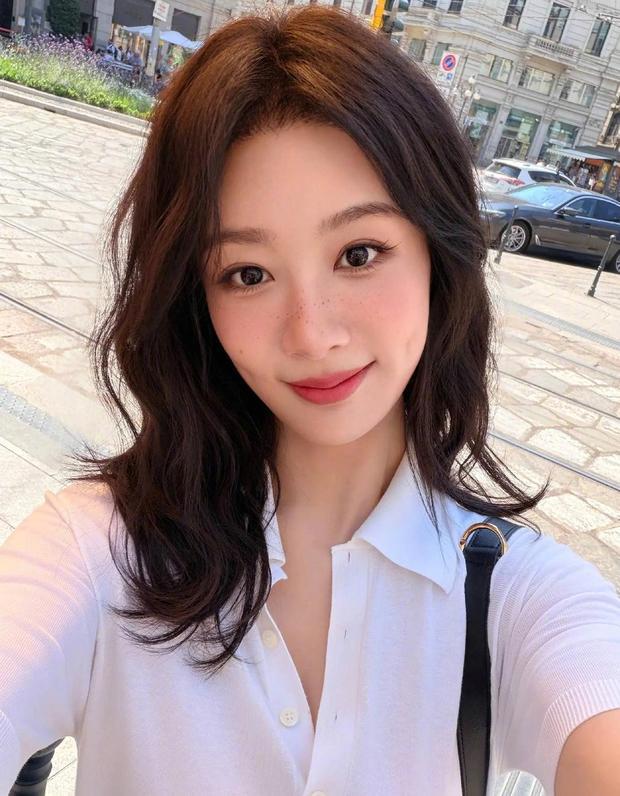 杨紫化雀斑妆，美貌养眼。