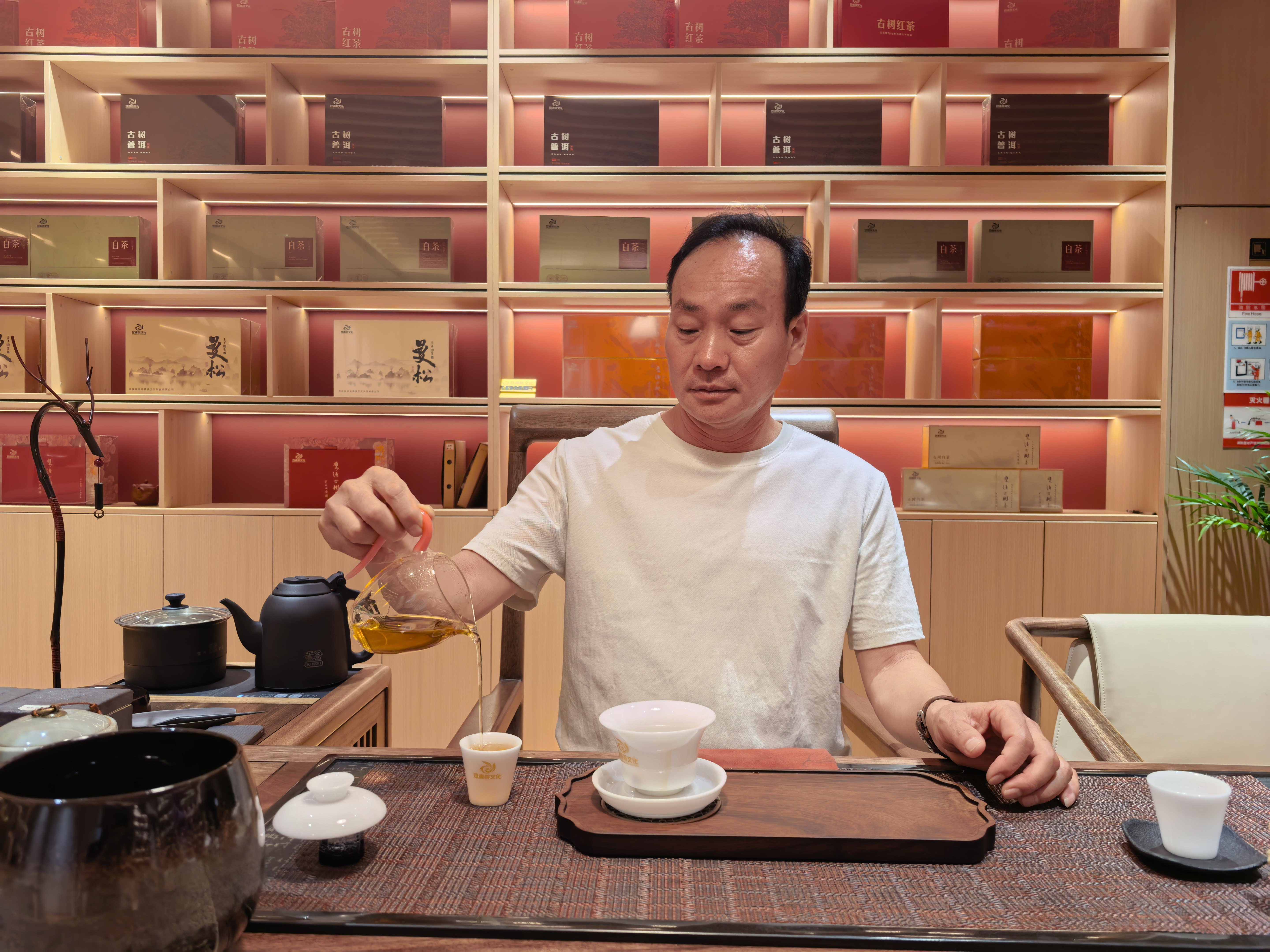 以茶为桥连通滇豫文脉 刘双文深耕古树茶产业弘扬传统茶道