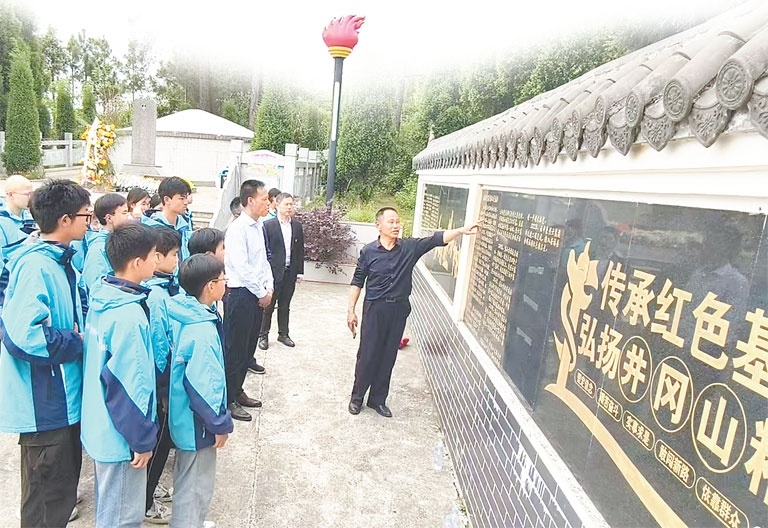 肖树初带领学生祭奠伍中豪烈士。