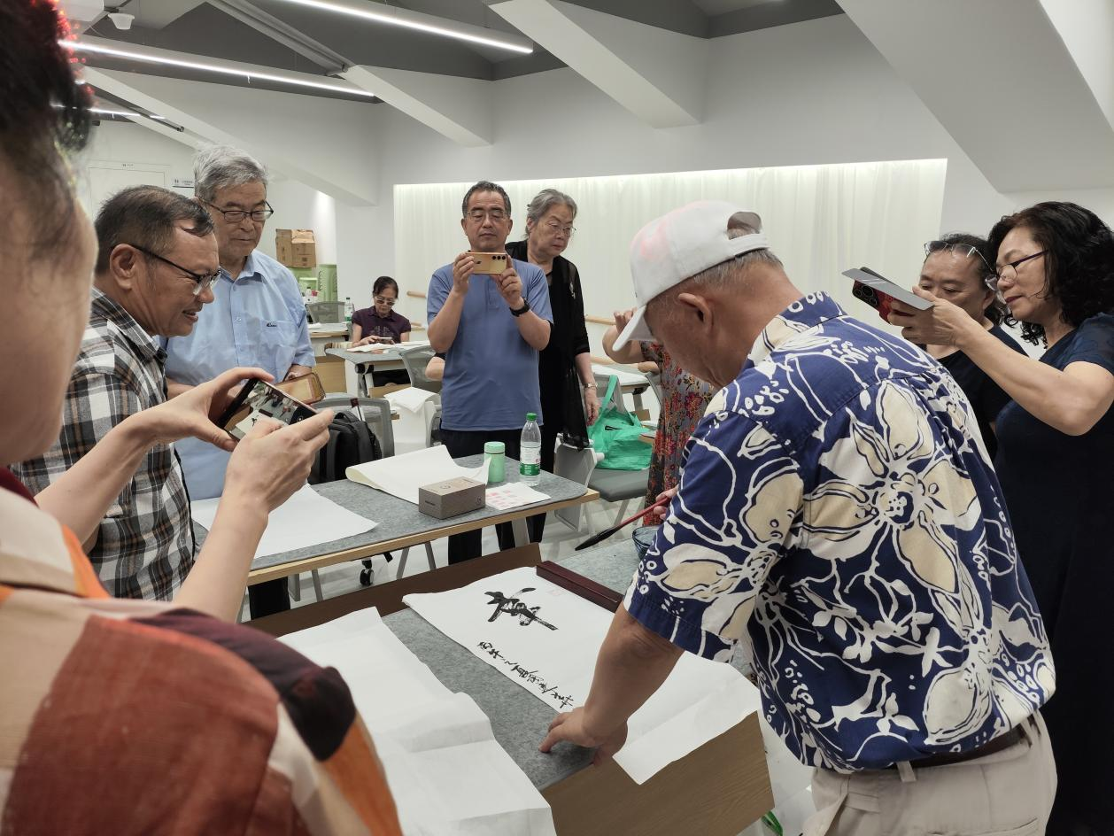 耆笔流年 白石洲东社区开展长者书法交流会