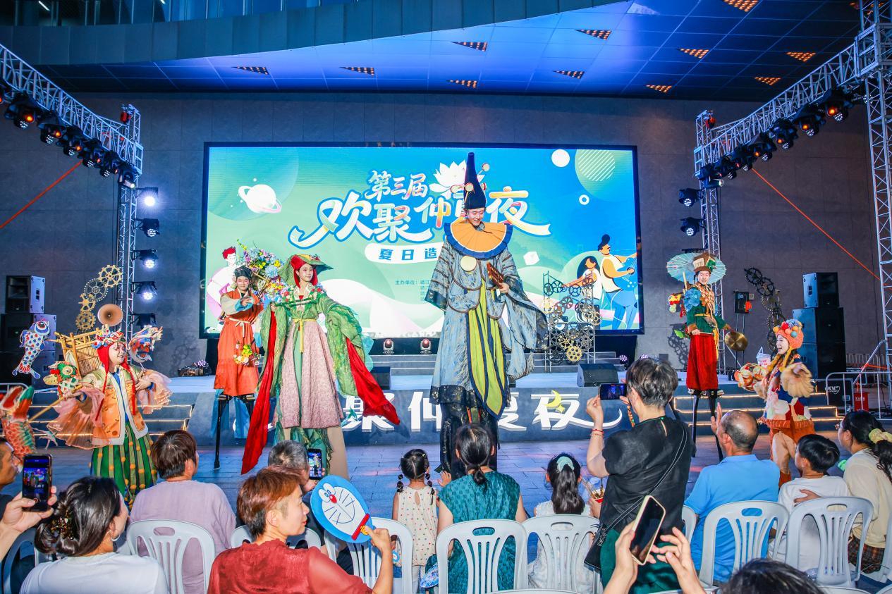 图为高跷巡游互动。盛义摄