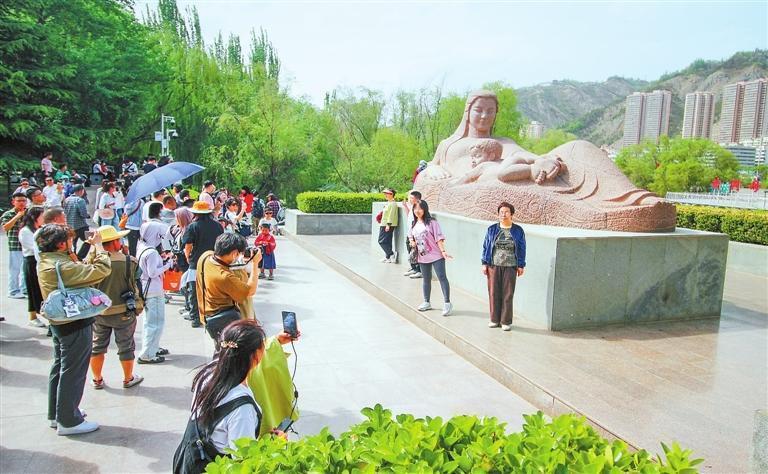 游客在黄河母亲景点拍照留念 许岗