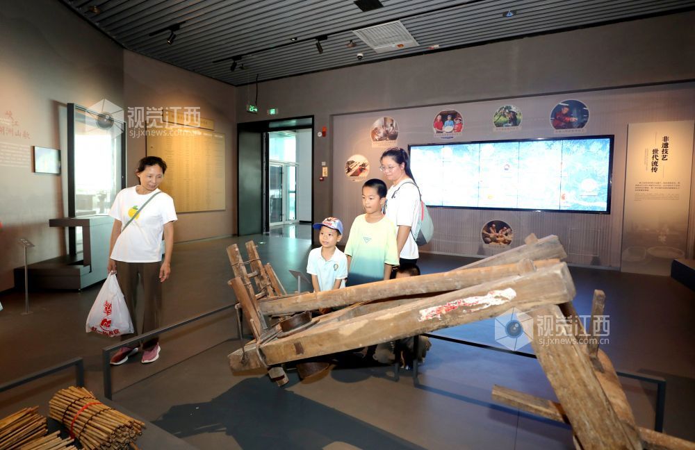 2026年7月15日,市民游客在江西省吉安市峡江县博物馆内游览参观。